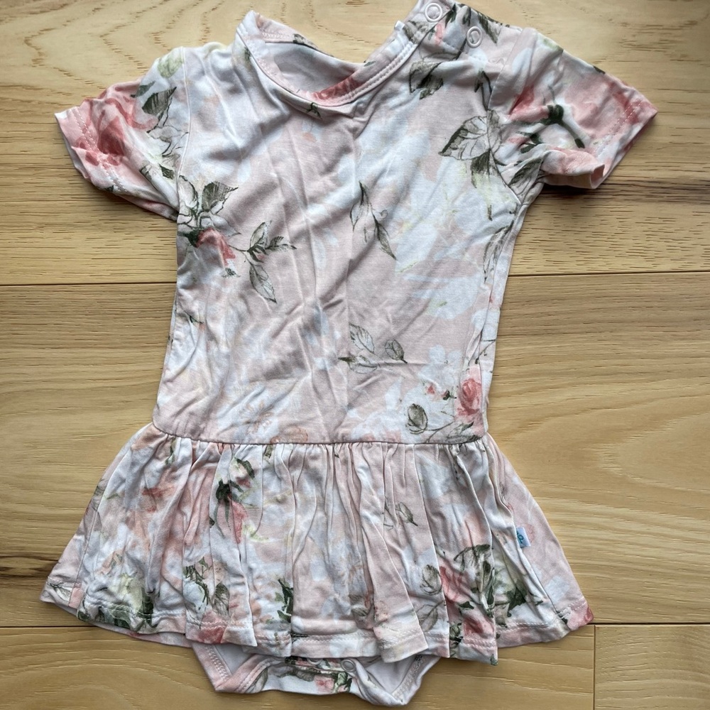 PoshPeanut Twirl Bodysuit in 3-6m size